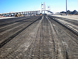 Estrada de construção feita de geossintéticos para estabilização da camada de base da rede rodoviária em Jacksonville