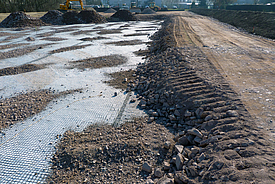 Instalação de geossintéticos para construção de estradas para estabilização do solo