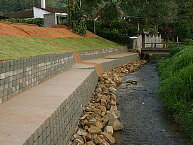 Soluções de aterro estáveis para pequenos rios: Fortrac Block em utilização